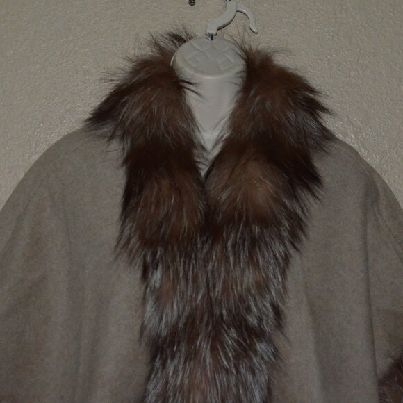 NWT $560 Belle Fare Oatmeal Tan Brown Fox Fur Trim Cape - Picture 2 of 6